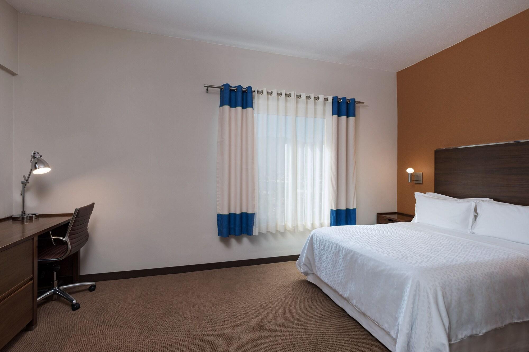 Four Points By Sheraton Galerias Monterrey Zewnętrze zdjęcie A typical bedroom in a typical extended stay hotel