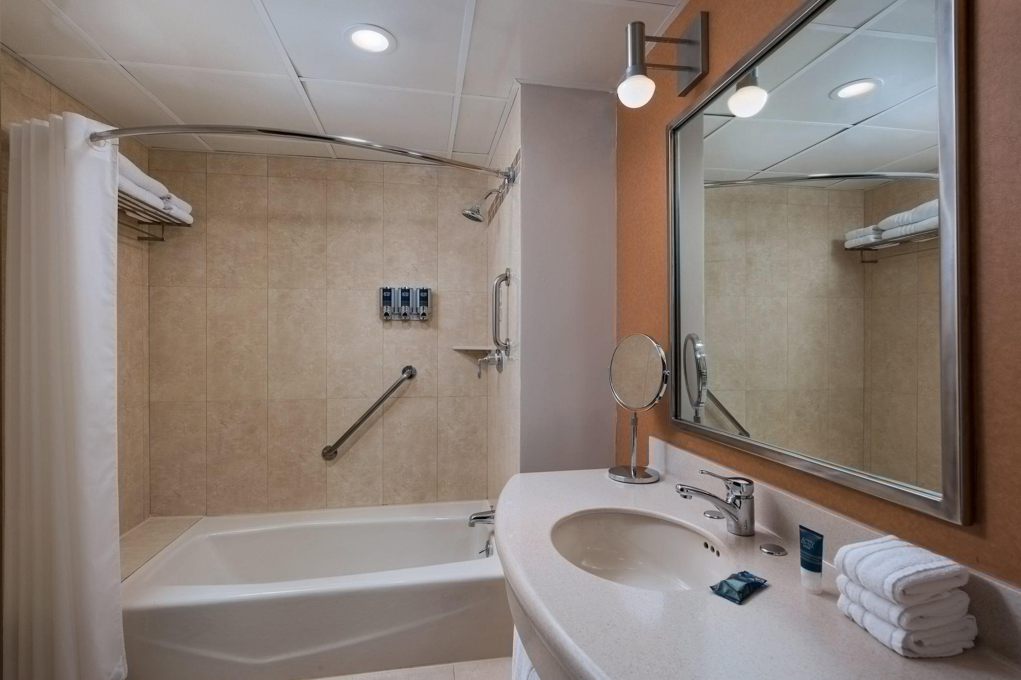 Four Points By Sheraton Galerias Monterrey Zewnętrze zdjęcie A bathroom in a hotel
