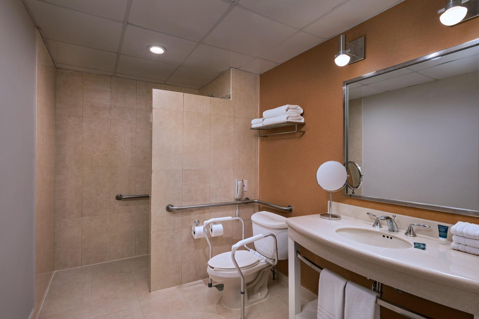 Four Points By Sheraton Galerias Monterrey Zewnętrze zdjęcie A bathroom in a hotel