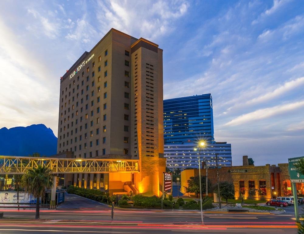 Four Points By Sheraton Galerias Monterrey Zewnętrze zdjęcie The hotel at dusk