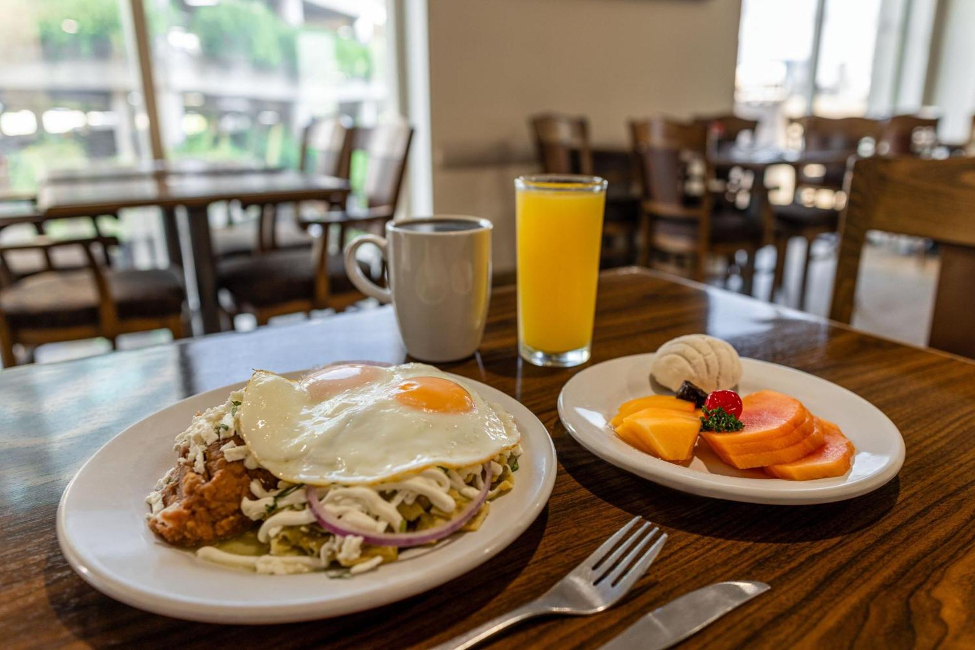 Four Points By Sheraton Galerias Monterrey Zewnętrze zdjęcie Breakfast at the Hotel
