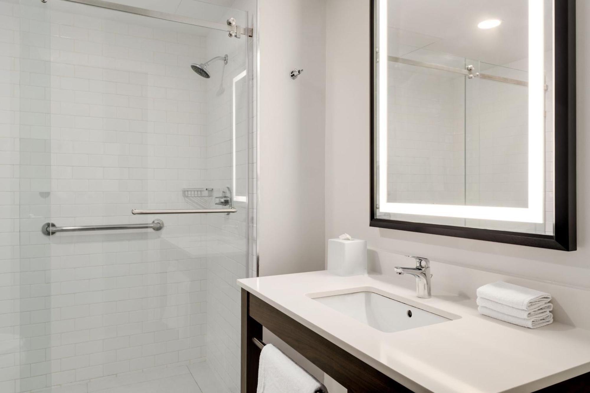 Four Points By Sheraton Galerias Monterrey Zewnętrze zdjęcie A bathroom in a Hilton Garden Inn