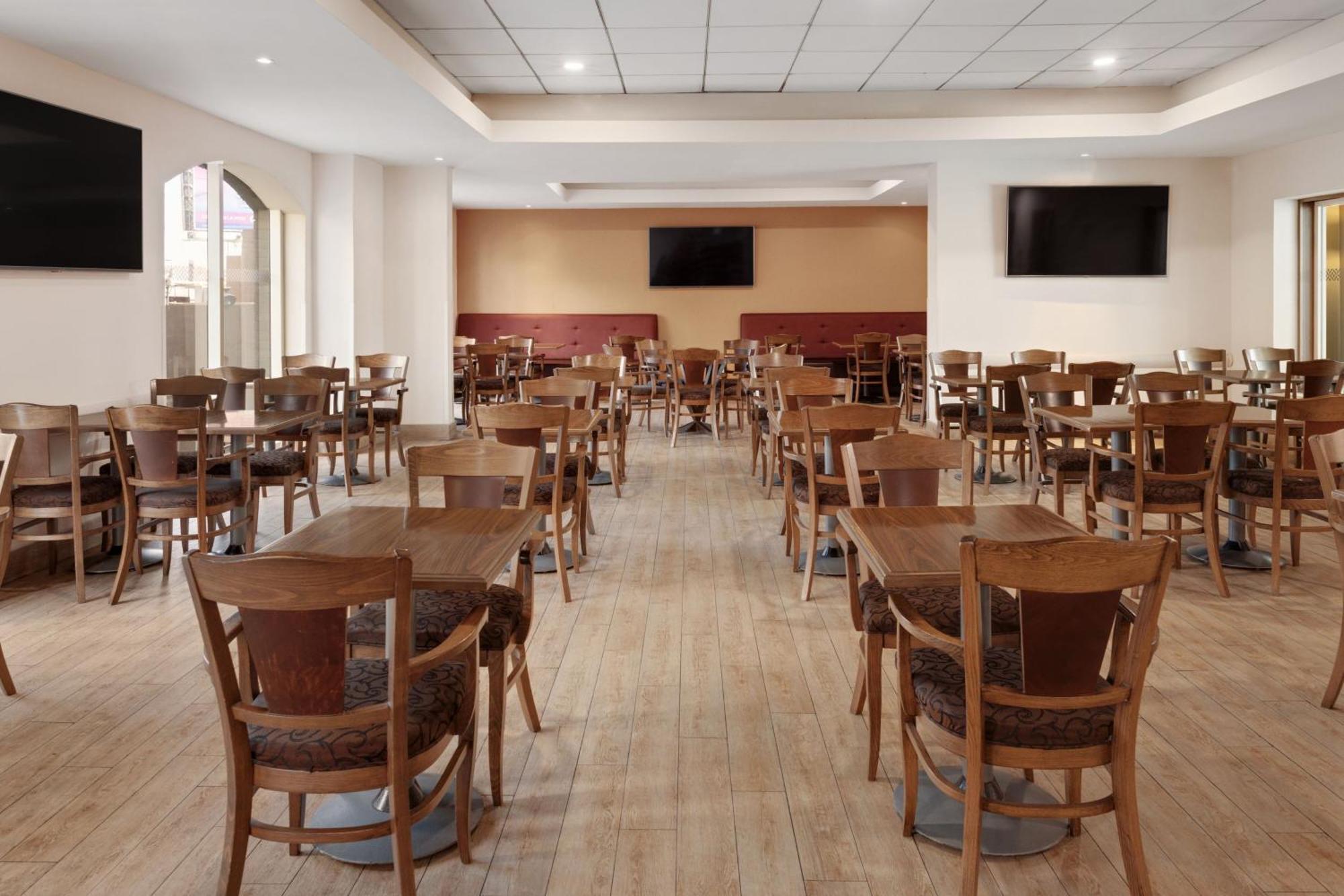 Four Points By Sheraton Galerias Monterrey Zewnętrze zdjęcie The dining room at the 2012 Olympic Village